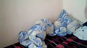 Une femme porno chatte poilue orientale sexy s'offre une baise torride