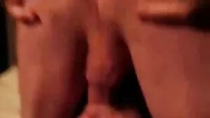 Putain de femme joue avec video porno lesbienne son énorme gode