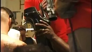 Les sexe de famme gays musclés Nick et Drew aiment se sucer des bites