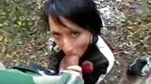 Une belle ado partage une énorme mature gros sein bite avec sa méchante mère