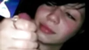 Stepteen se fait lécher la chatte vidéo lesbienne black par sa belle-mère et son amie