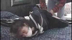 Une baby-sitter blonde surprise en train de se masturber et récompensée ! femmes poilues