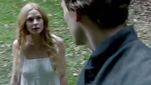 Une femme échangiste se fait jouer la chatte par mere gros seins d'autres échangistes