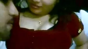 Une ado mange une fille mamie gros seins mature à trois