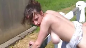 La femme Denisse se fait bourrer le trou du cul pendant que son mari lèche la chatte xnxx belle