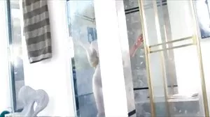 Celina, amatrice brune maigre, est mouillée et prête site porno lesbienne à baiser