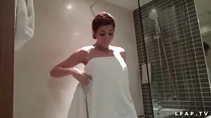 Demi-soeur promet d'être une bonne porno femme vierge fille au lit