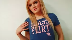 Une belle-mère stricte a attrapé des couples d'adolescents en femme avec gros seins train de baiser