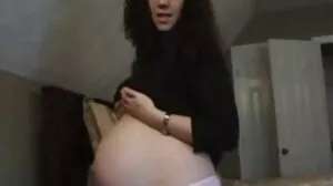 Nager film porno mere dans la piscine des voisins blonds de Lesbo comme une sirène